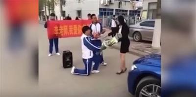 بالفيديو - طالب يخطب معلمته.. فماذا كانت ردة فعلها؟