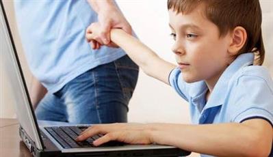 «وسائل التواصل» تخلق طفولة تعيسة!