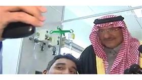 بالفيديو -ولي العهد السعودي يشيد برجل الأمن الشجاع ويلتقط «سيلفي» مع أحد المصابين