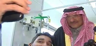 بالفيديو -ولي العهد السعودي يشيد برجل الأمن الشجاع ويلتقط «سيلفي» مع أحد المصابين