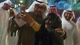 بالصور - «سيلفي» تجمع مُسنّة مع محمد بن زايد