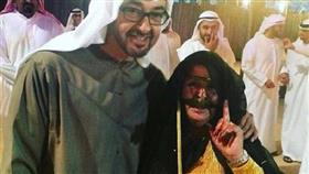 بالصور - «سيلفي» تجمع مُسنّة مع محمد بن زايد