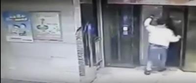 بالفيديو- سقط في بئر المصعد بعد أن حطم بابه بركلة واحدة