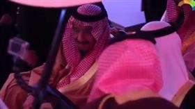 فيديو_ الملك سلمان يمازح أحد المشاركين بمهرجان «الجنادرية»