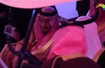 فيديو_ الملك سلمان يمازح أحد المشاركين بمهرجان «الجنادرية»