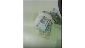 بالفيديو - يمني يعيد 150 ألف ريال لمواطن سعودي