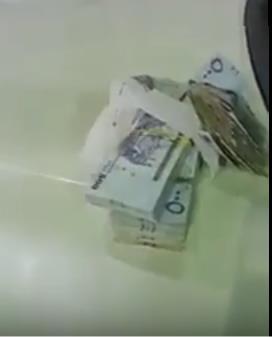 بالفيديو - يمني يعيد 150 ألف ريال لمواطن سعودي