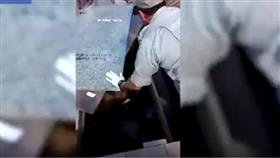 بالفيديو - لحظة العثور على رجل دفن حياً