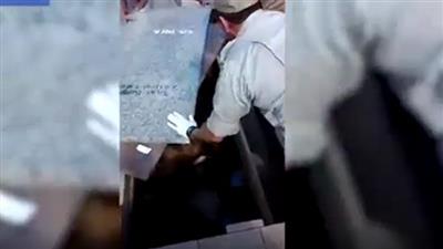 بالفيديو - لحظة العثور على رجل دفن حياً