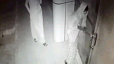 بالفيديو-  كاميرا المراقبة ترصد سرقة مطعم في السعودية