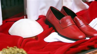 يلمع ثري أحذية البابا على متن الطائرة.. لماذا؟