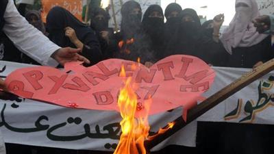 «عيد الحب» ممنوع في باكستان.. لأنه يشجع على «الفسق»