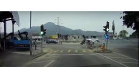 بالفيديو- سيارة تدهس شخصين عند إشارة مرور
