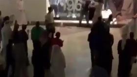 ‏بالفيديو - مشاجرة شبابية في مجمع الأفنيوز