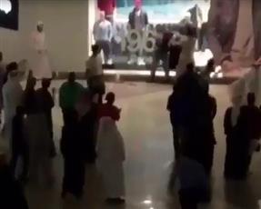 ‏بالفيديو - مشاجرة شبابية في مجمع الأفنيوز