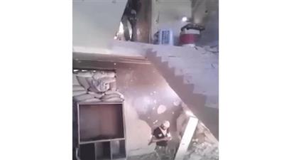 بالفيديو - مقاتل يمزح مع صديقه بقذيفة هاون