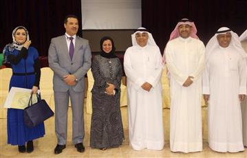 وكيل وزارة التربية للتنمية التربوية والأنشطة فيصل المقصيد والوكيل المساعد للشؤون الفنية في وزارة الصحة الدكتور جمال الحربي خلال حفل تكريم المشاركين