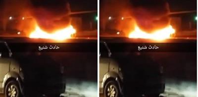بالفيديو- حادث مروري يسفر عن إصابة 3 وسقوط عامود كهرباء وإشعال النار في السعودية