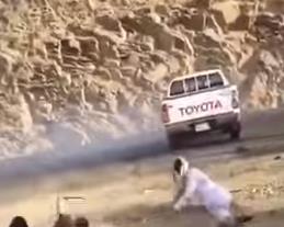بالفيديو - أثناء استعراض مهاراته.. مفحط يدهس 3 شبان