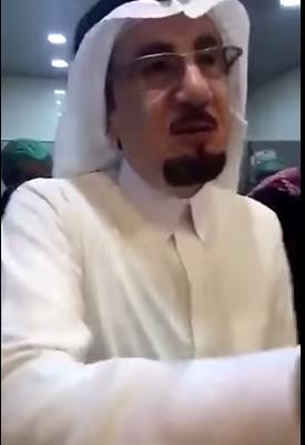 بالفيديو - شاب يمازح وزير العمل السعودي.. «كونك وزيراً لا يمنعك من دفع الحساب»