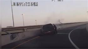 بالفيديو - شرطي شجاع ينقذ رجلاً من سيارته المحترقة