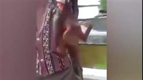 بالفيديو - سمكة بساقين في تايلاند..!