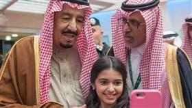 بالصور - في مشهد أبوي.. سيلفي «خادم الحرمين» مع طفلة