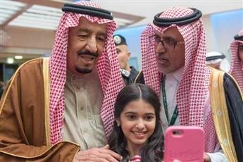 بالصور - في مشهد أبوي.. سيلفي «خادم الحرمين» مع طفلة