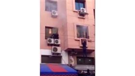 بالفيديو- حريق صالون نسائي يجبرعاملات بإلقاء أنفسهن من الشرفة !