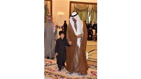 وزير الداخلية‬⁩ الشيخ محمد الخالد برفقة نجل ⁧‫ الشهيد تركي محمد  العنزي