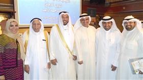 الدكتور عبدالله المعتوق وأعضاء القنصلية مع جمعة الماجد