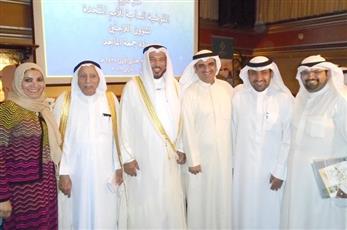 الدكتور عبدالله المعتوق وأعضاء القنصلية مع جمعة الماجد