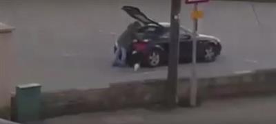 بالفيديو: متسول يغادر في سيارة فاخرة بعد نهاية عمله