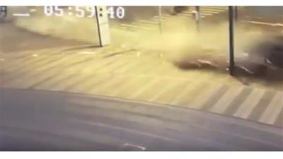 بالفيديو - سيارة تتحول إلى شظايا بعد اصطدامها بإشارة مرور