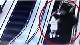 بالفيديو - شاهد ماذا سقط على امرأة وطفلتها في مركز تسوق