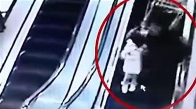 بالفيديو - شاهد ماذا سقط على امرأة وطفلتها في مركز تسوق