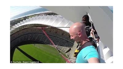 بالفيديو - مغامر يقفز عبر أطول حبل متأرجح في العالم
