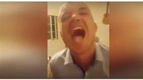 بالفيديو - شاب يبتلع رأس «فأر» حي..  أمام الكاميرا