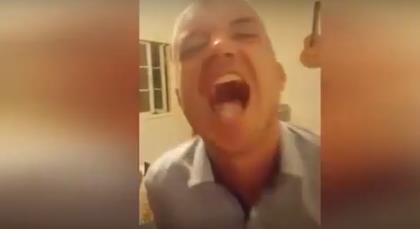 بالفيديو - شاب يبتلع رأس «فأر» حي..  أمام الكاميرا