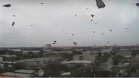بالفيديو- شاحنة تسقط من فوق جسر وسائقها ينجو بأعجوبة