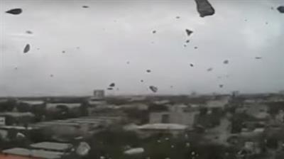 بالفيديو- شاحنة تسقط من فوق جسر وسائقها ينجو بأعجوبة