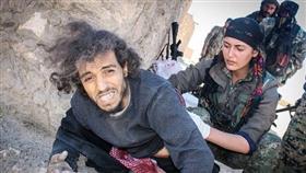 بالفيديو- كردية تعالج أحد مقاتلي «داعش» في الرقة