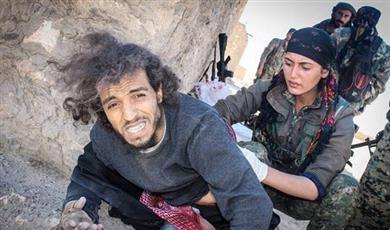 بالفيديو- كردية تعالج أحد مقاتلي «داعش» في الرقة