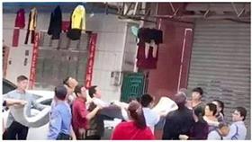 بالفيديو - لحظة إنقاذ طفل صيني سقط من الطابق الرابع