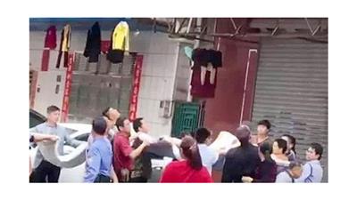 بالفيديو - لحظة إنقاذ طفل صيني سقط من الطابق الرابع