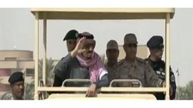 الملك سلمان يصل لموقع العرض العسكري ويستعرض القوات المشاركة في مناورات رعد الشمال