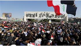 عشرات الآلاف من أتباع الصدر يتظاهرون وسط بغداد