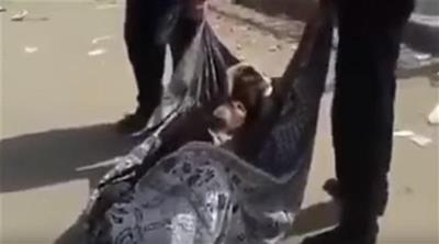 بالفيديو - لحظة إلقاء مريض مسن خارج مستشفى!