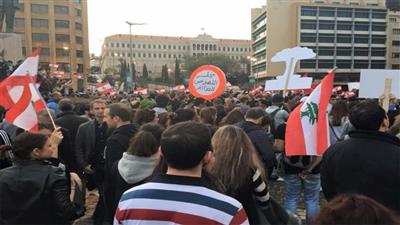 آلاف اللبنانيين يتظاهرون احتجاجاً على أزمة النفايات