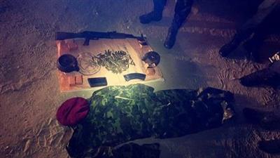 سرية المهام الخاصة تضبط سلاحاً وملابس عسكرية